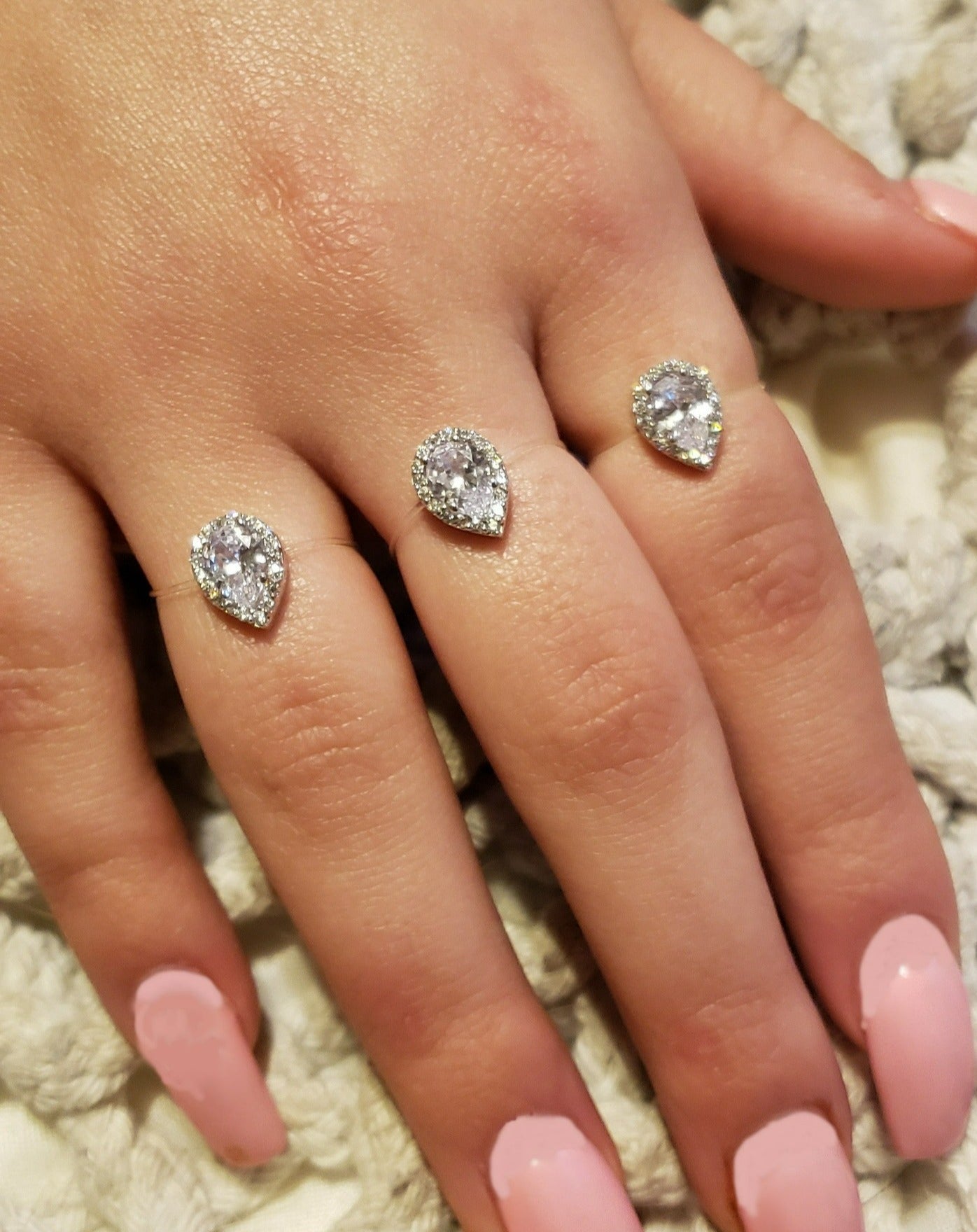 Anello galleggiante a forma di pera in argento sterling