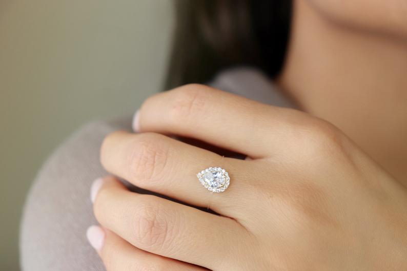 Anello galleggiante a forma di pera in argento sterling
