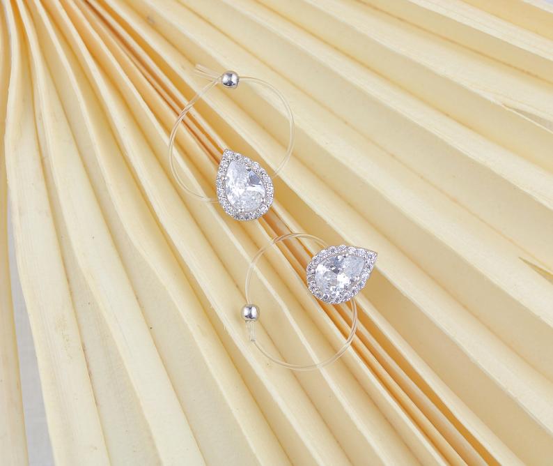 Anello galleggiante a forma di pera in argento sterling