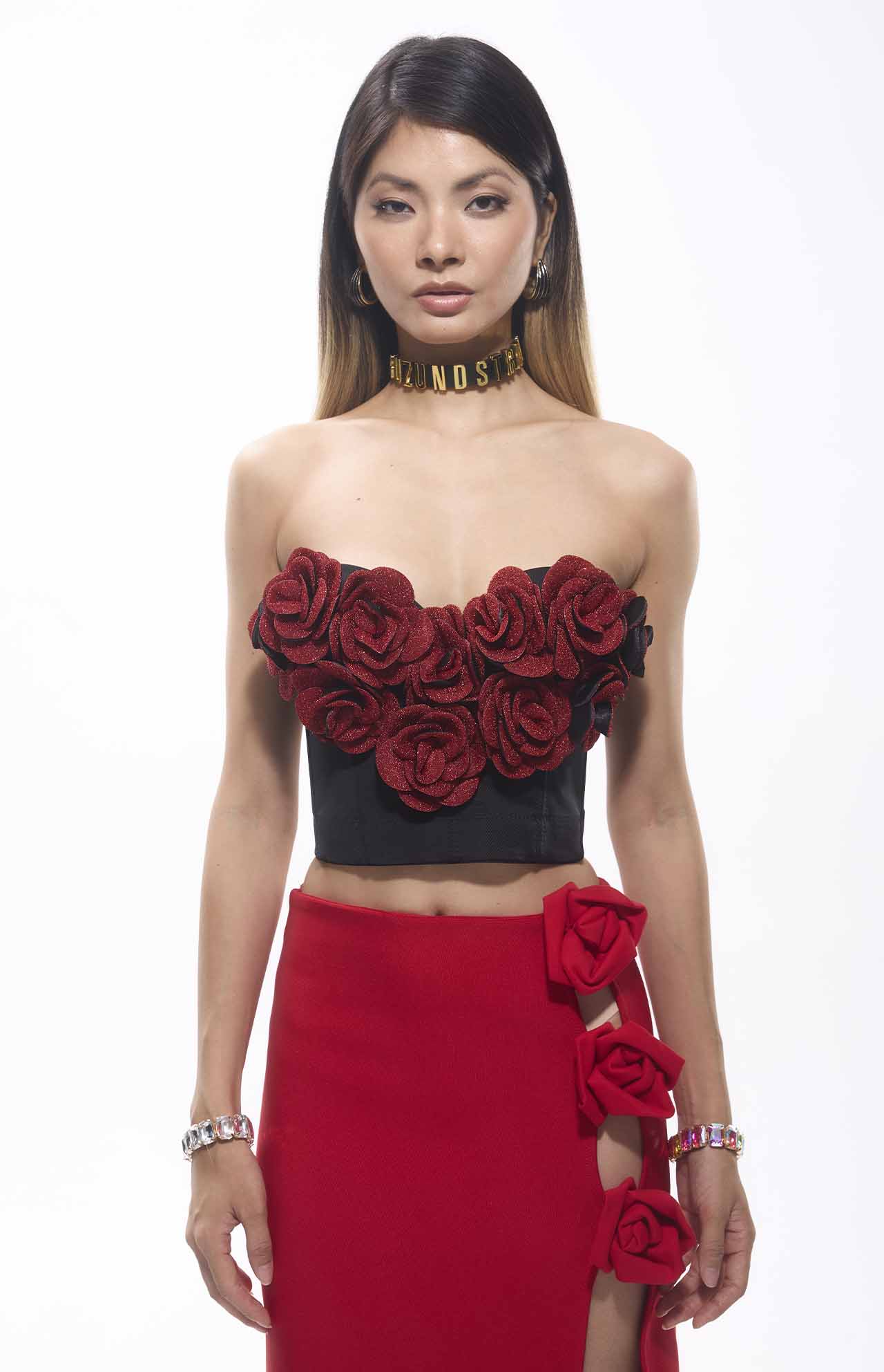Mini top con corsetto con toppa di fiori rosa